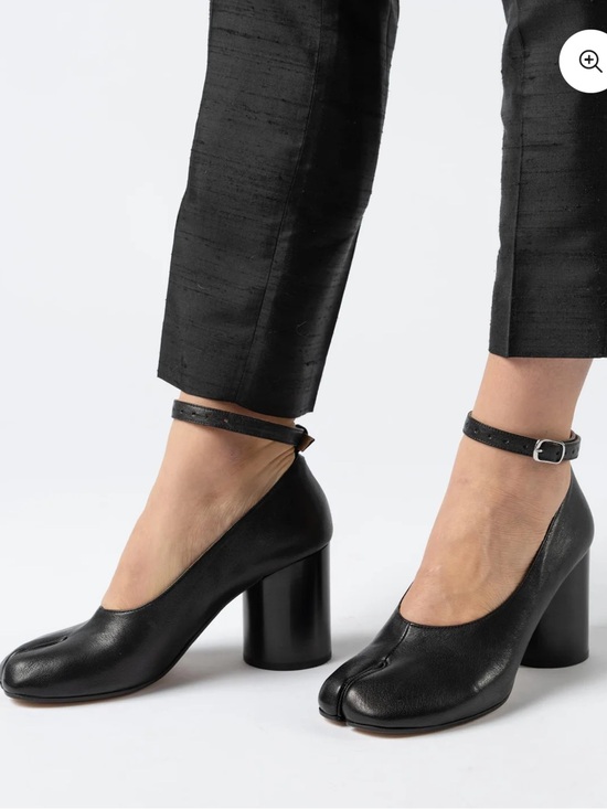 Maison Margiela Shoes - MAISON MARGIELA TABI PUMPS IN BLACK
$1,190 women 38.5 US 8.5 gently used